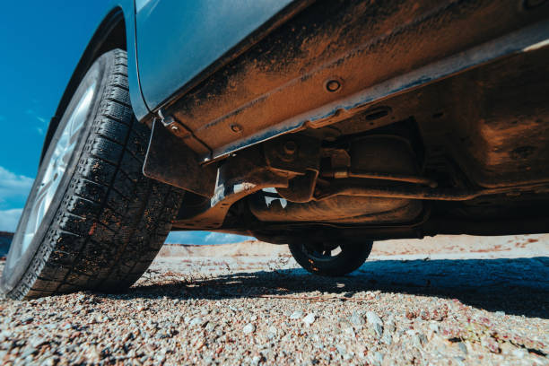 Како инженерите ги анализираат карактеристиките на замор на гумените чаури во системите за суспензија на автомобили?