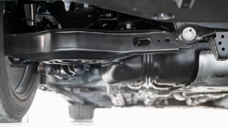 Зошто луксузните автомобили ги фаворизираат „робусните контролни краци од алуминиумска легура“?